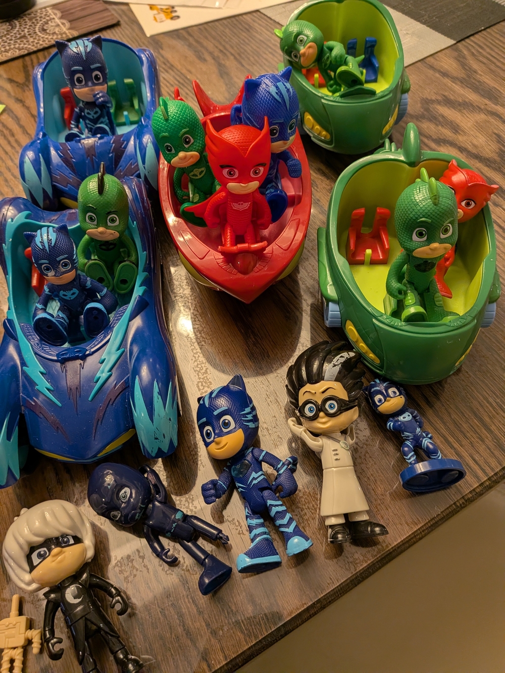 PJ Masks Deluxe Figure & Vehicle Playset — Gecko, Catboy, Owlette And More